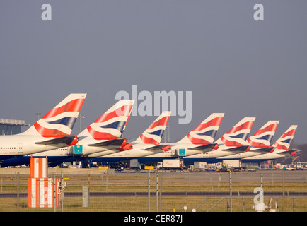 Une rangée d'ailettes de queue de British Airways de gros porteurs à l'extérieur d'un terminal à l'aéroport de Heathrow. Banque D'Images