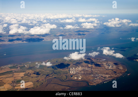 L'île de Grain et la côte nord du Kent vu de la haute altitude sur l''estuaire de la Tamise. Banque D'Images