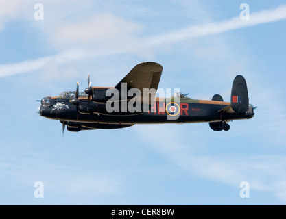 Préserver un Avro Lancaster de la Royal Air Force B1 la seconde guerre mondiale, deux lourds bombardiers volant à la base aérienne de la RAF Fairford Gloucestersh Banque D'Images
