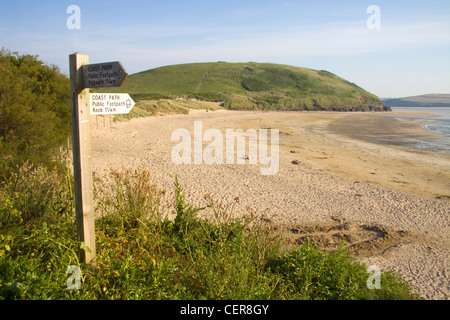 Un panneau directionnel chemin côte à Daymer Bay près de Trebetherick en Cornouailles du nord. Banque D'Images