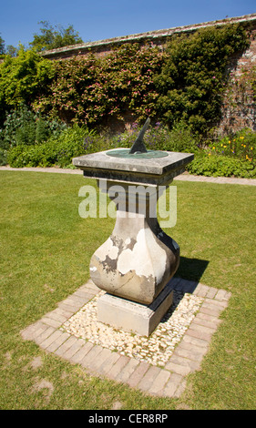 Un cadran solaire monté sur un socle dans les jardins perdus de Heligan. Banque D'Images