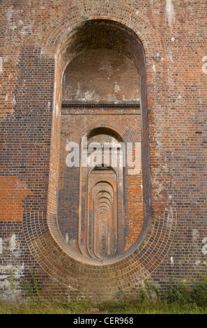 Piers en brique de l'Ouse Valley Viaduct soutenant la ligne de chemin de fer de Londres à Brighton près de Balcombe. Banque D'Images