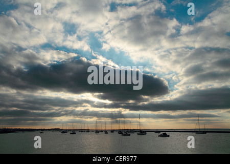 Les nuages de tempête au coucher du soleil sur le port de plaisance de Bradwell près de Bradwell-sur-Mer à l'embouchure de la rivière Blackwater sur la péninsule de Dengie. Banque D'Images