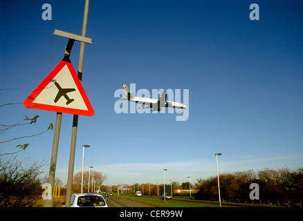 Dans un avion venant d'atterrir à l'aéroport de Heathrow en passant au-dessus d'un avion volant bas signe par la route. Banque D'Images