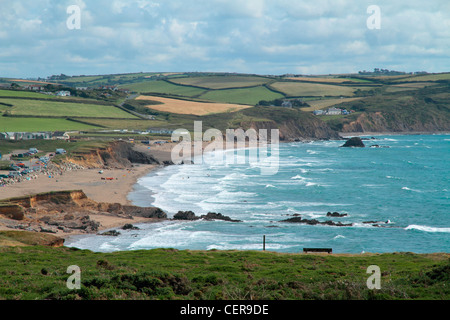 Plage et falaises à Widemouth Bay sur la côte nord des Cornouailles près de Bude. Banque D'Images