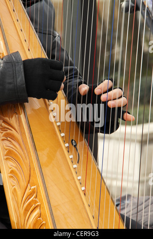Homme jouant de la harpe, Montmartre, Paris, France Banque D'Images