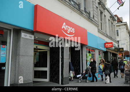 Acheteurs devant le magasin de vente au détail Argos catalogue à Western Road Brighton UK 2012 (fermé depuis) Banque D'Images