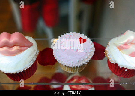 Cupcakes en exposition dans une vitrine dans la région de Lanes de Brighton, UK Banque D'Images