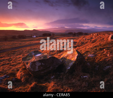 La vue vers la ferme de Winskill Winskill près de pierres s'établir dans le Parc National des Yorkshire Dales. Smeasett Ingleborou, Scar Banque D'Images