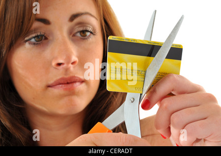 Carte de crédit, femme de couper sa carte de crédit avec des ciseaux Banque D'Images