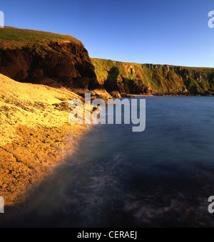 Musselwick Sands près de Marloes. Il s'agit d'une belle plage isolée protégée par de hautes falaises. Banque D'Images