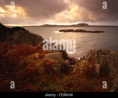 Iona et sa célèbre abbaye peut être vu de la côte sauvage près de Fionnphort. Aujourd'hui restaurée, l'abbaye d'Iona était à l'origine une m Banque D'Images