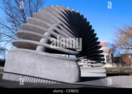 'Bond' sculpture, situé à Mardol Quay Jardins, Shrewsbury. Banque D'Images