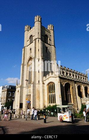L'église historique de Grand St Mary's à Cambridge. La tour offre aux visiteurs l'une des meilleures vues de Cambridge. Banque D'Images