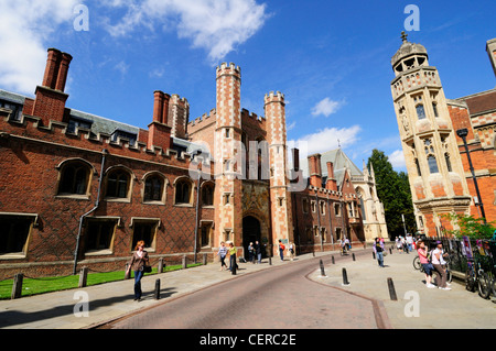 La porterie crénelée de St John's College, un des collèges de l'Université de Cambridge, sur St John's Str Banque D'Images