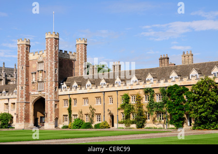 La grande porte et Cour de Trinity College, un collège constituant de l'Université de Cambridge. Banque D'Images