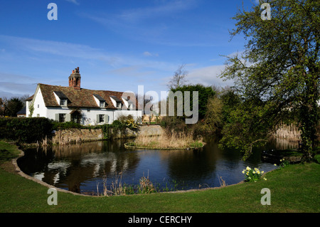 Un duckpond historique dans le village rural de Comberton. Banque D'Images