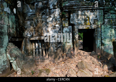 L'ancienne porte et fenêtres, Prasat Krahom (Temple Rouge), Koh Ker, province de Preah Vihear, le Cambodge Banque D'Images