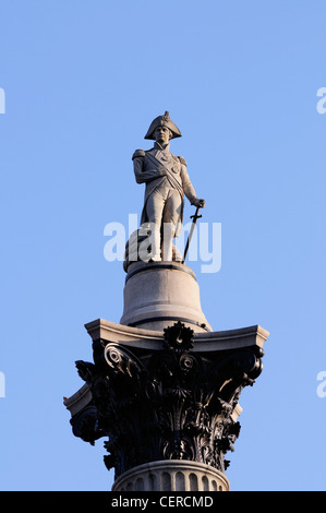 Statue de l'amiral Lord Horatio Nelson en haut de la Colonne Nelson à Trafalgar Square. Banque D'Images