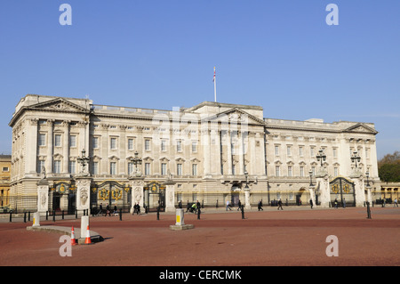 Le palais de Buckingham, la résidence londonienne officielle de la souverains depuis 1837 et le siège administratif de la M Banque D'Images