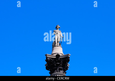 La statue en grès de l'amiral Nelson sur le dessus de la Colonne Nelson à Trafalgar Square. Banque D'Images