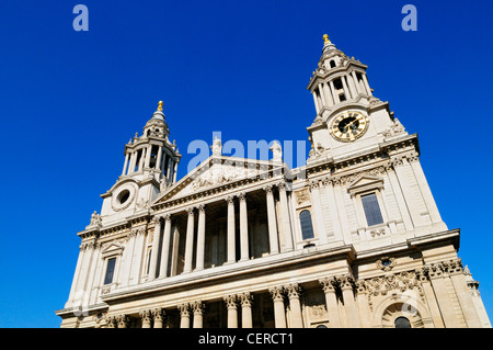 La façade ouest de la Cathédrale St Paul, conçu par Sir Christopher Wren au 17ème siècle. Banque D'Images