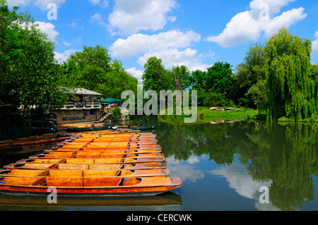 Bateaux et plates en location sur la rivière Granta en dehors de la Granta Pub. Banque D'Images