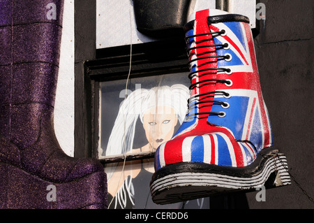 Un grand modèle d'un Union Jack Dr Martens boot au-dessus d'une boutique de Camden High Street. Banque D'Images