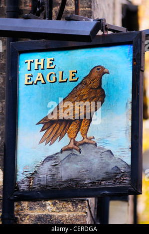 L'aigle enseigne de pub dans la région de Bene't Street. Le pub a été ouvert en 1667 comme l'aigle et l'enfant. Banque D'Images