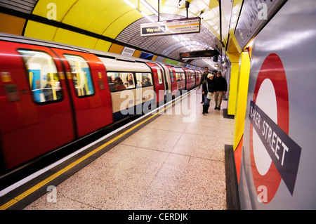 Les passagers à marcher vers la sortie le long d'une plate-forme en ligne du Jubilé à la station de métro Baker Street. Banque D'Images