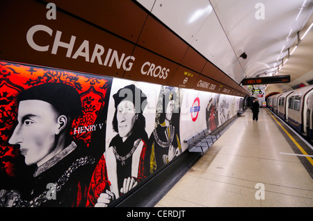 Photos de monarques britanniques ornent les murs d'une plate-forme sur la ligne Bakerloo line à la station de métro Charing Cross. Banque D'Images