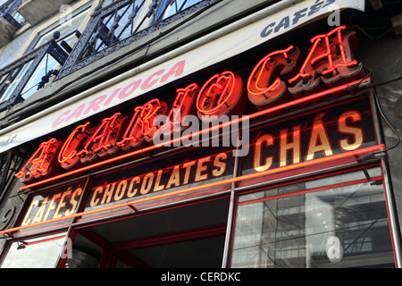 Une enseigne au néon rouge Carioca, café, chocolat, Lisbonne, Portugal. Banque D'Images