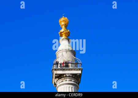 Les visiteurs sur la plate-forme d'observation de Sir Christopher Wren's monument surmonté de flammes au grand incendie de Londres en 1666. La monume Banque D'Images