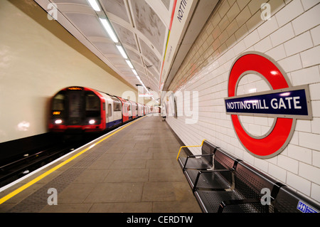 Une ligne de train au départ du tube central station de métro Notting Hill Gate. Banque D'Images