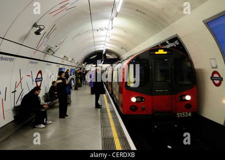 Une ligne nord train de tube arrivant à la station de métro Embankment. Banque D'Images