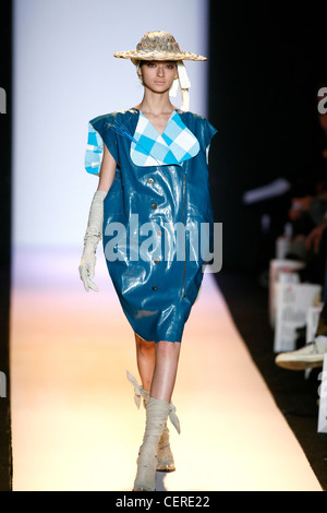 Alexandre Herchovitch New York Prêt à Porter Automne Hiver Modèle Bruna Tenorio portant Chapeau en paille casquette blanche Banque D'Images