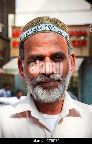 Portrait d'un homme arabe locale travaillant dans le Vieux Souk, Dubaï Banque D'Images