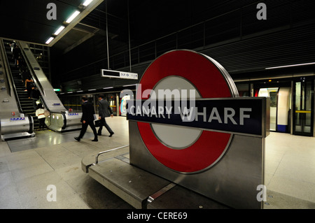 Les passagers de descendre de la Jubilee line train à la station de métro Canary Wharf. Banque D'Images