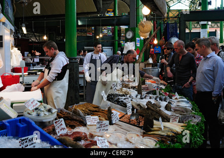 Les clients d'acheter des fruits de mer à partir d'un décrochage des poissonniers à Borough Market. Banque D'Images