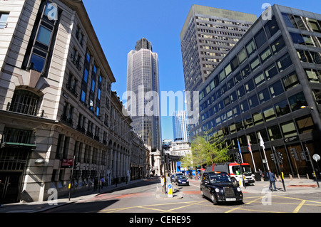 Un noir London taxi cab dans Bishopsgate Tower 42 avec en arrière-plan. Banque D'Images