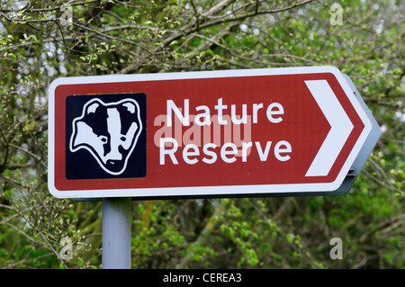 Panneau indiquant le chemin de la réserve naturelle à Hayley Wood. Banque D'Images