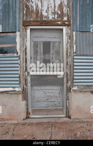 "Rainbo bon pain peut encore être vu sur la porte d'entrée d'une ancienne épicerie à Fort Sumner, Nouveau Mexique. Banque D'Images