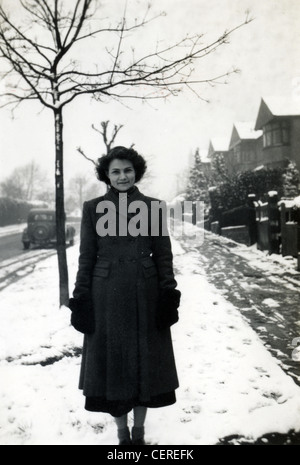 Debout dans un manteau de femme au cours de la neige à Londres (c1945) Banque D'Images