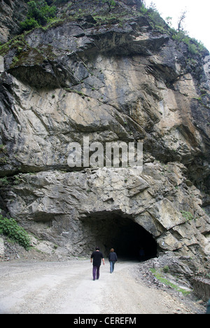 La Géorgie, région de Svaneti, l'Ingouri (rivière Enguri) et l'eau du barrage du tunnel d'itinéraire Banque D'Images