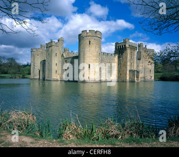 Une vue sur le Château de Bodiam à l'eau. Banque D'Images