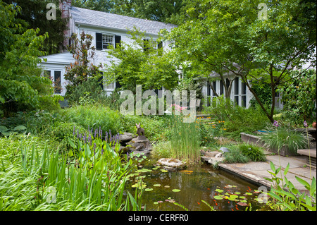 Jardin et étang à Vollmer Garden, Murray Hill Banque D'Images