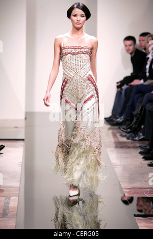 Valentin Yudashkin Milan Prêt à Porter Automne Hiver buste marbre orné longueur robe avec ourlet à plumes Banque D'Images