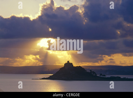 Coucher de soleil sur St Michael's Mount. Banque D'Images