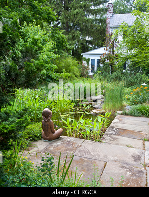 Jardin et étang à Vollmer Garden, Murray Hill Banque D'Images