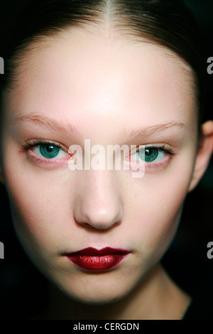 Paris Backstage Kenzo Automne Hiver Model wearing dark red lipstick Banque D'Images